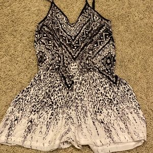Black and off white Romper! Adjustable straps and cute cut for a fun day!